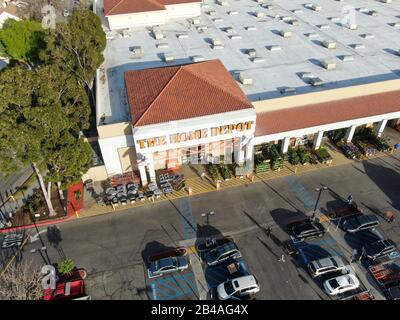 Luftansicht des Home Depot Store und des Parkplatzes in Los Angeles, Kalifornien, USA. Das Home Depot ist der größte Einzelhändler und Bauunternehmen in den USA. März 2020 Stockfoto