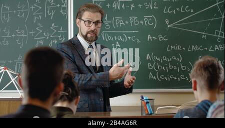 Professor erklärt Fach den Studenten Stockfoto