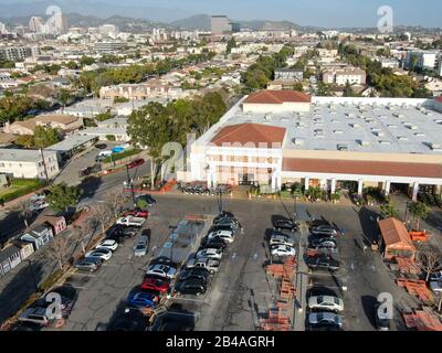 Luftansicht des Home Depot Store und des Parkplatzes in Los Angeles, Kalifornien, USA. Das Home Depot ist der größte Einzelhändler und Bauunternehmen in den USA. März 2020 Stockfoto
