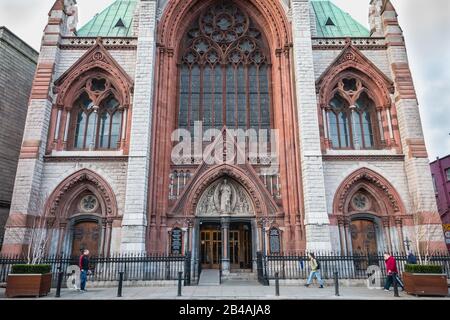 Dublin, Irland - 13. Februar 2019: Straßenatmosphäre und Architektur der katholischen Kirche St. Augustine und St. Johannes Der Täufer, die die Menschen besuchen Stockfoto