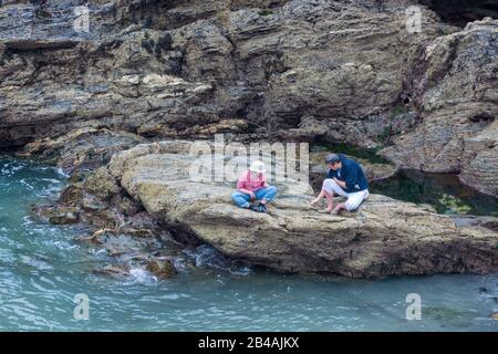 Tintagel, CORNWALL/Großbritannien - 13. AUGUST: Guter Ort für einen Chat in Tintagel Cornwall am 13. August 2013. Zwei nicht identifizierte Personen Stockfoto