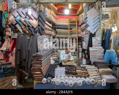 Der große Basar der Stadt Isfahan im Süden des Iran, der am 24. April 2017 stattfand. Der Basar (Bazar-e Qeysariyeh oder Bazar-e Bozorg) am Imam-Platz (Meidan-e Emam) gilt als einer der größten und aktivsten Basare im Iran und ist für die Vielfalt und Qualität seiner Handwerke bekannt. Weltweite Verwendung Stockfoto