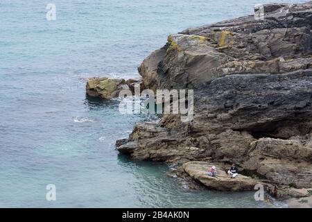 Tintagel, CORNWALL/Großbritannien - 13. AUGUST: Guter Ort für einen Chat in Tintagel Cornwall am 13. August 2013. Zwei nicht identifizierte Personen Stockfoto