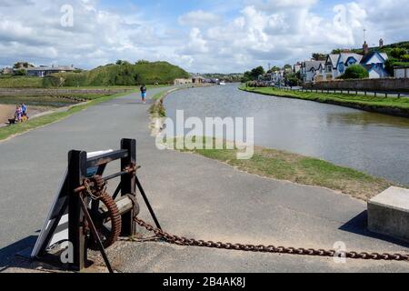 Bude, CORNWALL/UK - 12. AUGUST: Blick auf den Kanal und die Häuser in Bude in Cornwall am 12. August 2013. Nicht identifizierte Personen Stockfoto