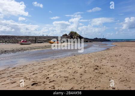 Bude, CORNWALL/UK - 12. AUGUST: Blick auf den Strand von Bude in Cornwall am 12. August 2013. Nicht identifizierte Personen Stockfoto