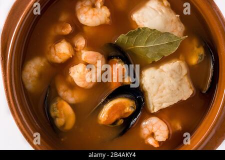 Französische Bouillabaise-Suppe in Schüssel isoliert auf weißem Hintergrund. Nahaufnahme Stockfoto