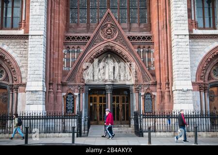 Dublin, Irland - 13. Februar 2019: Straßenatmosphäre und Architektur der katholischen Kirche St. Augustine und St. Johannes Der Täufer, die die Menschen besuchen Stockfoto