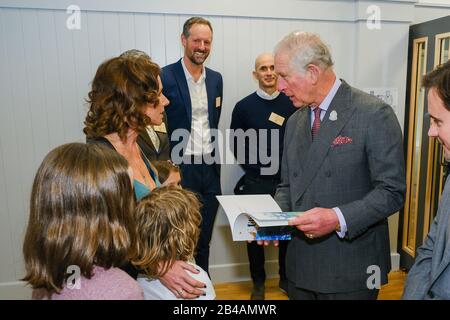 Der Prince of Wales trifft Mitarbeiter, während er an einem Empfang in Newquay, Cornwall, teilnimmt, um das 30-jährige Jubiläum Surfers Against Kläre zu feiern und die Entwicklungsschule in Nansledan offiziell zu eröffnen. Stockfoto