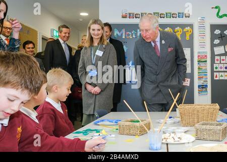 Der Prince of Wales begrüßt Schulkinder, während er an einem Empfang in Newquay, Cornwall, teilnimmt, um das 30-jährige Jubiläum Surfers Against Kläre zu feiern und die Entwicklungsschule in Nansledan offiziell zu eröffnen. Stockfoto