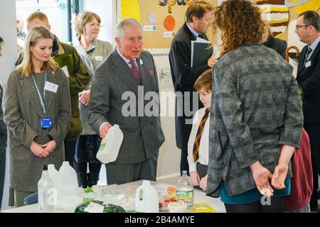 Der Prince of Wales begrüßt Schulkinder, während er an einem Empfang in Newquay, Cornwall, teilnimmt, um das 30-jährige Jubiläum Surfers Against Kläre zu feiern und die Entwicklungsschule in Nansledan offiziell zu eröffnen. Stockfoto