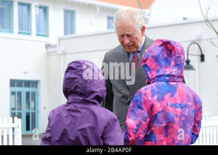 Der Prince of Wales besucht einen Empfang in Newquay, Cornwall, um das 30-jährige Jubiläum Surfers Against Kläre zu feiern und eröffnet offiziell die Entwicklungsschule Nansledan. PA Foto. Bilddatum: Freitag, 6. März 2020. Siehe PA Story ROYAL Charles. Der Fotokredit sollte lauten: Matt Keeble/PA Wire Stockfoto