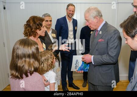 Der Prince of Wales trifft Mitarbeiter, während er an einem Empfang in Newquay, Cornwall, teilnimmt, um das 30-jährige Jubiläum Surfers Against Kläre zu feiern und die Entwicklungsschule in Nansledan offiziell zu eröffnen. PA Foto. Bilddatum: Freitag, 6. März 2020. Siehe PA Story ROYAL Charles. Der Fotokredit sollte lauten: Matt Keeble/PA Wire Stockfoto