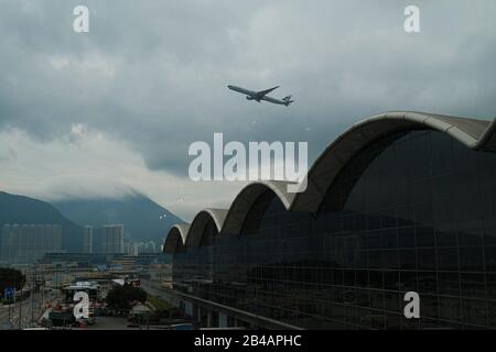 Hongkong, China. März 2020. Ein Flugzeug nimmt am internationalen Flughafen Hongkong ab.Da sich das Coronavirus (Covid-19) weiterhin auf der ganzen Welt verbreitet, haben viele Länder die Reisebeschränkungen verschärft. Credit: Sopa Images Limited/Alamy Live News Stockfoto