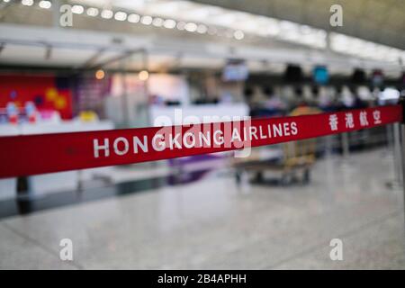 Hongkong, China. März 2020. Ein Blick auf Die Barrierebänder am Check-in-Schalter von Hong Kong Airlines im internationalen Flughafen Hongkong. Da sich das Coronavirus (Covid-19) weiterhin auf der ganzen Welt verbreitet, haben viele Länder die Reisebeschränkungen verschärft. Credit: Sopa Images Limited/Alamy Live News Stockfoto