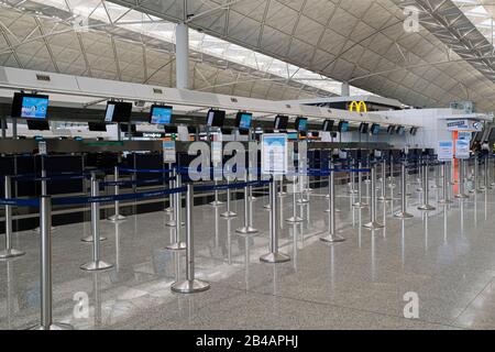 Hongkong, China. März 2020. Ein fast leerer Check-In-Schalter am internationalen Flughafen Hongkong. Da sich das Coronavirus (Covid-19) weiterhin auf der ganzen Welt ausbreitet, haben viele Länder die Reisebeschränkungen verschärft. Credit: Sopa Images Limited/Alamy Live News Stockfoto