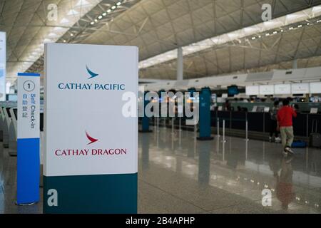 Hongkong, China. März 2020. Ein fast leerer Cathay Pacific Check-In-Schalter am Hong Kong International Airport.Da sich das Coronavirus (Covid-19) weiterhin auf der ganzen Welt verbreitet, haben viele Länder die Reisebeschränkungen verschärft. Credit: Sopa Images Limited/Alamy Live News Stockfoto