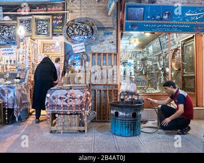 April 2017 von einem Kupferschmied im großen Basar der Stadt Isfahan im Süden des Iran eingenommen. Der Basar (Bazar-e Qeysariyeh oder Bazar-e Bozorg) am Imam-Platz (Meidan-e Emam) gilt als einer der größten und aktivsten Basare im Iran und ist für die Vielfalt und Qualität seiner Handwerke bekannt. Weltweite Verwendung Stockfoto