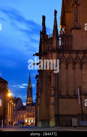 Frankreich, Mosel, Metz, der Dom Saint Etienne (Saint Stephen) und der Kirchturm des alten Garnisontempels im Hintergrund Stockfoto