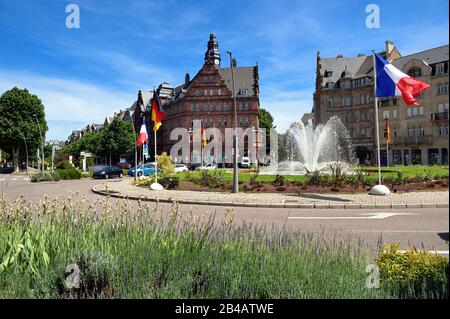 Frankreich, Mosel, Metzing, Kaiserlicher Bezirk, Place Raymond Mondon, im Zentrum das Haus des Verbands der Unternehmen zur Förderung von Kunst und Handwerk (Gewerbehaus) Stockfoto