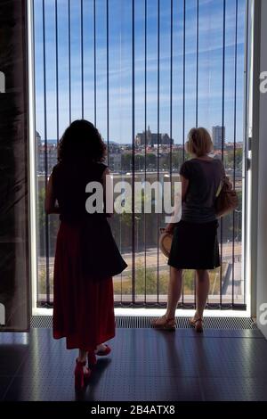 Frankreich, Moselle, Metz, Amphitheater, Centre Pompidou-Metz, Kunst Stadtteilzentrum entworfen von Architekten Shigeru Ban und Jean de Gastines, Blick über Metz aus Galerie 3 Stockfoto