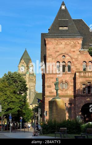 Frankreich, Mosel, Metzer, Kaiserlicher Bezirk, ehemaliges Zentralpostamt und der Bahnhof im Hintergrund Stockfoto