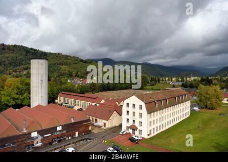 Frankreich, Haut Rhin, Husseren Wesserling, Wesserling Park, Textilmuseum, alte Industriebauten in Firmenräume, Künstlerateliers und Theater umgebaut Stockfoto