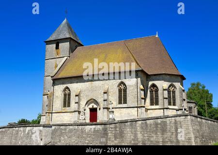 Frankreich, Meuse, Genicourt sur Meuse, St. Mary Magdala, mit Glockentürmchen und Schlupflöchern Stockfoto