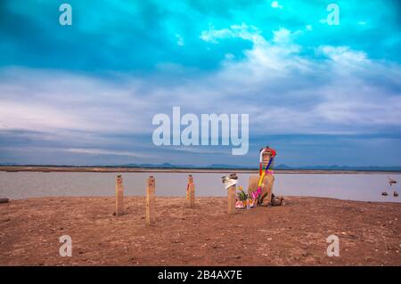 Getrockneter See und Fluss im Sommer, Wasserkrise durch den Klimawandel, Dürrekonzept. Ein niedriger Wasserstand im Staudamm lässt dreckiges Land erkennen. Stockfoto