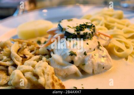 Frankreich, Bas Rhin, Strasbourg, Altstadt, die von der UNESCO zum Weltkulturerbe erklärt wurde, La Petite France District, la Maison des Tanneurs Restaurant, Sandre (pikeperch Filet) in matelote Sauce mit Spazele Stockfoto