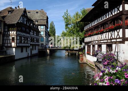 Frankreich, Bas Rhin, Strasbourg, Altstadt, die von der UNESCO zum Weltkulturerbe erklärt wurde, Petite France District, Pont du Faisan am Ill und Maison des Tanneurs von 1572 (Restaurant) auf der rechten Seite Stockfoto