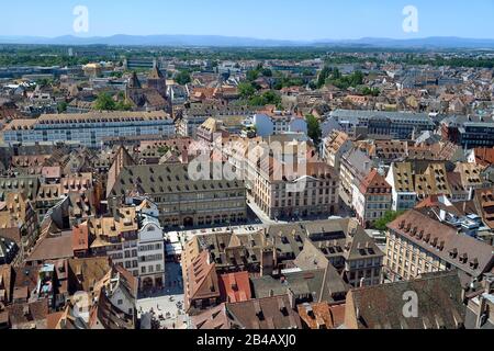 Frankreich, Bas Rhin, Straßburg, die von der UNESCO zum Weltkulturerbe erklärte Altstadt, der Ort Gutenberg mit der IHK des Elsaß und den Vogesen im Hintergrund Stockfoto