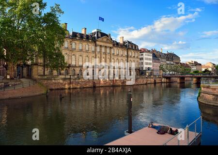 Frankreich, Bas Rhin, Strasbourg, Altstadt, die von der UNESCO zum Weltkulturerbe erklärt wurde, Ufer des Ill River Quai des Bateliers und das Palais Rohan (Rohan-Palast), ein schwimmender Ponton wird eingesetzt, um näher am Fluss zu kommen Stockfoto