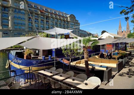 Frankreich, Bas Rhin, Strasbourg, Neustadt aus der deutschen Zeit, die von der UNESCO zum Weltkulturerbe erklärt wurde, Café Barges entlang des Quai des Pecheurs am Ufer Der Ill und der evangelischen Kirche Saint-Paul im Hintergrund Stockfoto