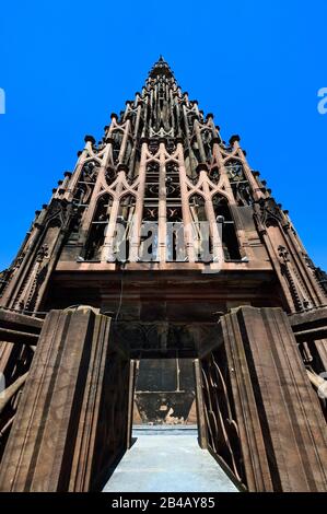 Frankreich, Bas Rhin, Strasbourg, Altstadt, die von der UNESCO zum Weltkulturerbe erklärt wurde, Kathedrale Notre Dame, Blick auf den Pfeil von der Spitze des achteckigen Turms, er ist mit acht Außentreppen ausgestattet, die in dieser achtseitigen Zeichnung des Pyramidenkomplexes versteckt sind Stockfoto