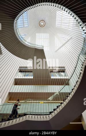 Frankreich, Bas Rhin, Strasbourg, Neustadt Deutsches Viertel, das zum UNESCO-Weltkulturerbe gehört, Place de la Liberté, Nationalbibliothek der Universität (bibliothèque nationale et universitaire BNU), monumentale Treppe des Architekten ANMA-Agence Nicolas Michelin und Associates Stockfoto