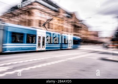 Eine Straßenbahn in voller Geschwindigkeit in Stockholm Stockfoto