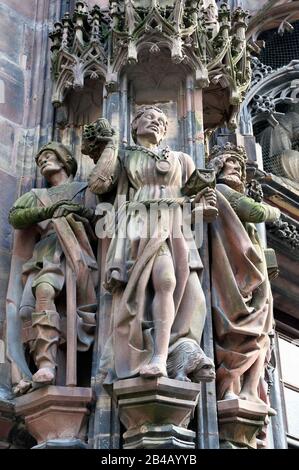 Frankreich, Bas Rhin, Strasbourg, Altstadt, die von der UNESCO zum Weltkulturerbe erklärt wurde, Kathedrale Notre Dame, Portal von Saint-Laurent im nördlichen Querhaus mit der Anbetung des biblischen Magi, des Moor-Weisen Caspar (Magus) mit zu seinen Füßen einem Hund mit langem Haar Stockfoto