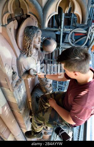 Frankreich, Bas Rhin, Strasbourg, Altstadt, die von der UNESCO zum Weltkulturerbe erklärt wurde, Kathedrale Notre Dame, Stätte der Wiederherstellung des Judgementales Portal, Christus Erlöser über König Solomon, der den Geier mit einer Zahnbürste von einem Steinmetzlehrling säubert Stockfoto