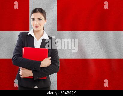 Junge Frau mit rotem Notizbuch. Bildung oder Geschäftskonzept Stockfoto