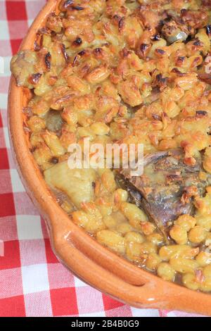 Frankreich, Aude, Castelnaudary, Cassoulet (Lauragais weißer Bohneneintopf mit Entenkonfit, Schweineschulter und Wurst in einer Kasserolle gekocht Stockfoto