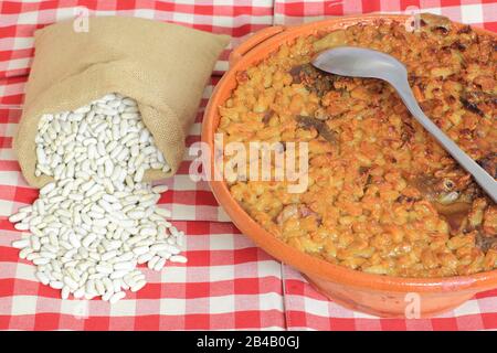 Frankreich, Aude, Castelnaudary, Cassoulet (Lauragais weißer Bohneneintopf mit Entenkonfit, Schweineschulter und Wurst in einer Kasserolle gekocht Stockfoto