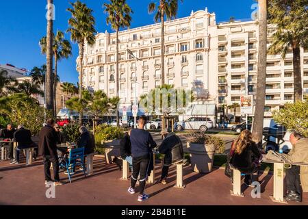 Frankreich, Alpes-Maritimes, Cannes, La Croisette, lange Promenade mit Palmen und Kiefern, Schachspiele Stockfoto