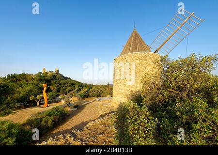 Frankreich, Var, Grimaud, Windmühle Saint Roch, bekannt für das XVII Jahrhundert unter dem Namen Mühle von Gardiolle, die 1990 von dem Architekten Hubert Lemonier und den Compagnons du Tour de France, Chantal Derderian Christol Work, wiederhergestellt wurde, Wenn der Mond im Hintergrund auf die Sonne und die Ruinen der Burg trifft und die Ruinen der Burg im Hintergrund Stockfoto