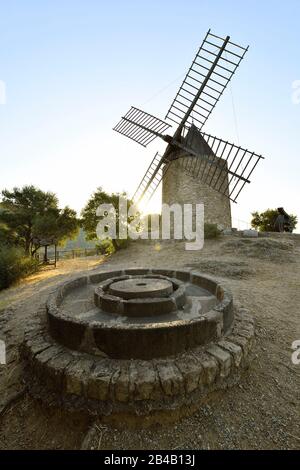 Frankreich, Var, Grimaud, Windmühle Saint Roch, bekannt für das XVIIth Jahrhundert unter dem Namen Mühle von Gardiolle, die 1990 von dem Architekten Hubert Lemonier und den Compagnons du Tour de France restauriert wurde Stockfoto