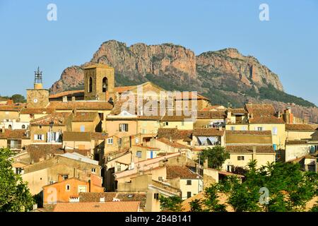 Frankreich, Var, Roquebrune sur Argens, Dorf und der Felsen von Roquebrune im Hintergrund Stockfoto