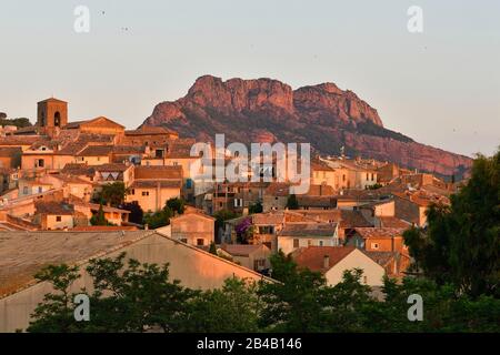 Frankreich, Var, Roquebrune sur Argens, Dorf und der Felsen von Roquebrune im Hintergrund Stockfoto