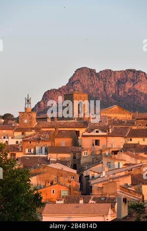 Frankreich, Var, Roquebrune sur Argens, Dorf und der Felsen von Roquebrune im Hintergrund Stockfoto