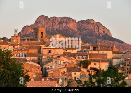 Frankreich, Var, Roquebrune sur Argens, Dorf und der Felsen von Roquebrune im Hintergrund Stockfoto