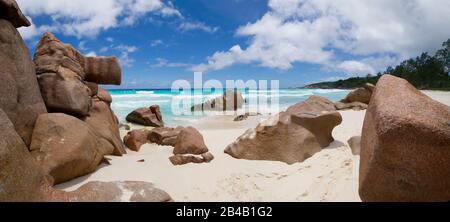 Seychellen, La Digue, Panoramaaussicht auf Coco Cove, weißen Sandstrand und Granitfelsen Stockfoto