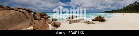 Seychellen, La Digue, Panoramaaussicht auf Coco Cove, weißen Sandstrand und Granitfelsen Stockfoto
